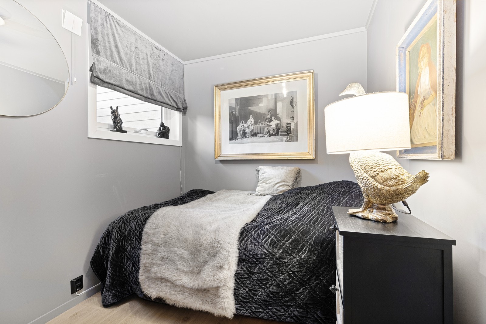 Pent soverom med plass til seng og nattbord. Galleribilde