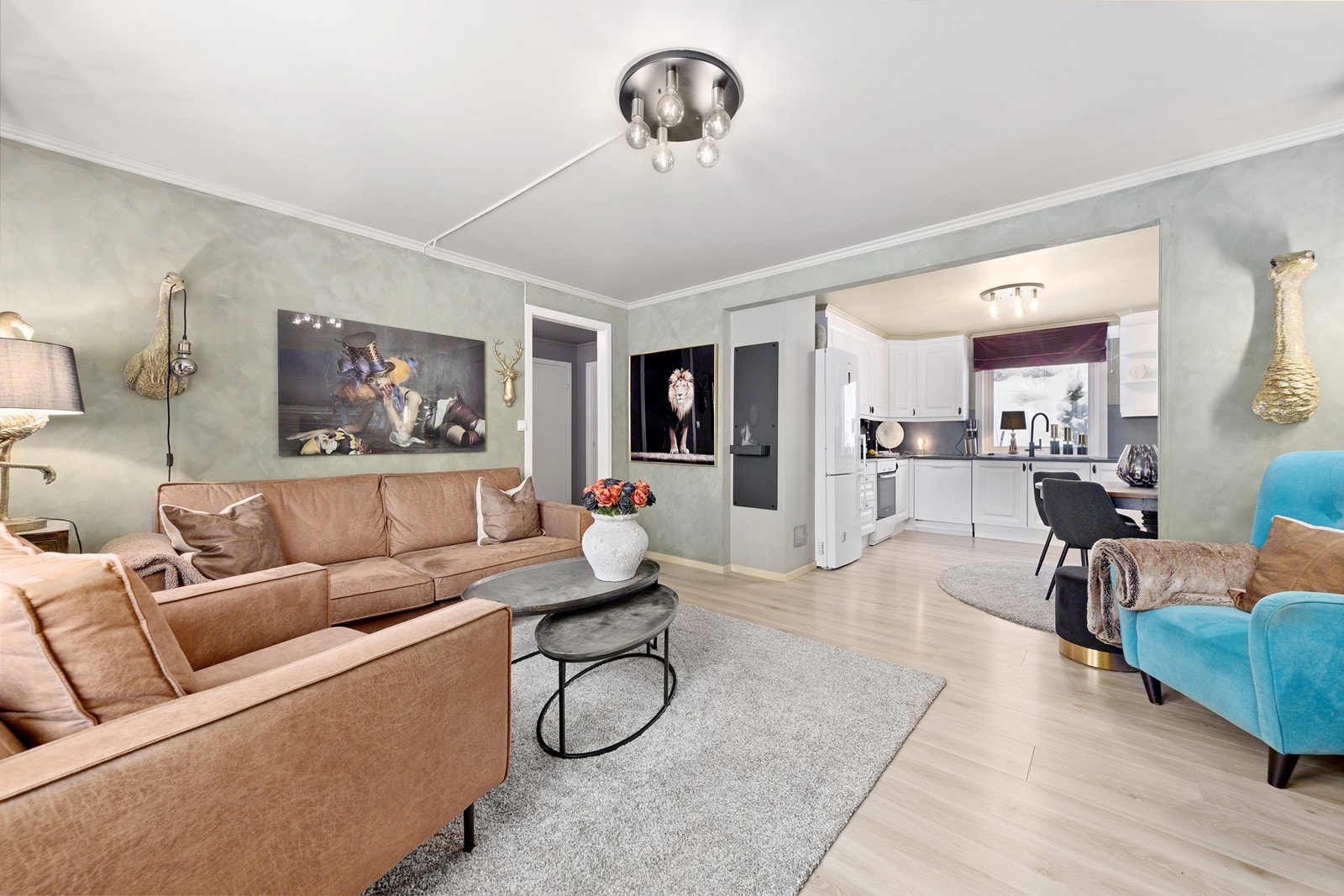 Det er en god planløsning i leiligheten. Innvendig er det gulv av laminat. Veggene har malte plater. Innvendige tak har malte plater. Galleribilde