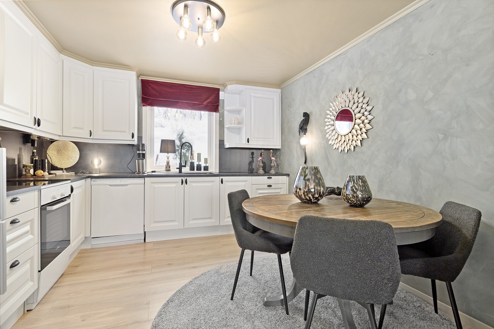 Romslig kjøkken av typen Aubo fra 2018. med god benk og skapplass Galleribilde