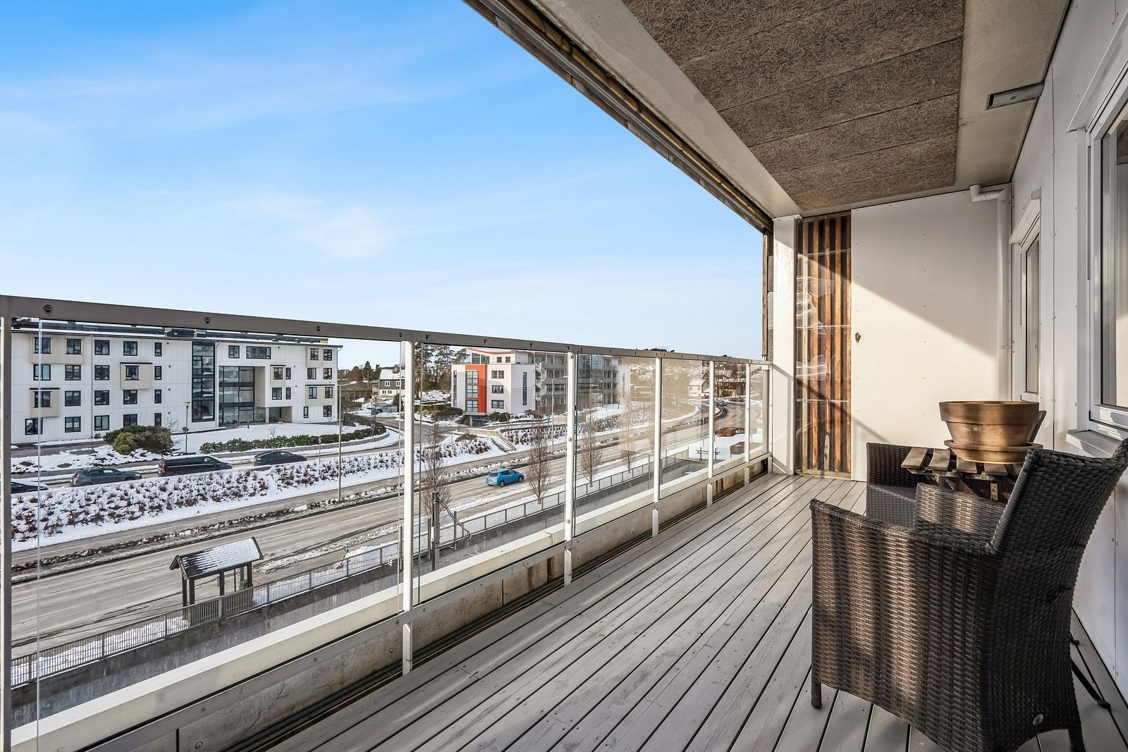 Romslig privat terrasse med utgang fra stue, her har man sol hele dagen. Galleribilde