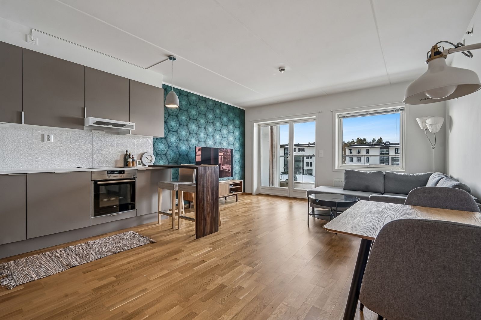 Oversiktsbilde stue/ kjøkken delt i 3 soner. Galleribilde