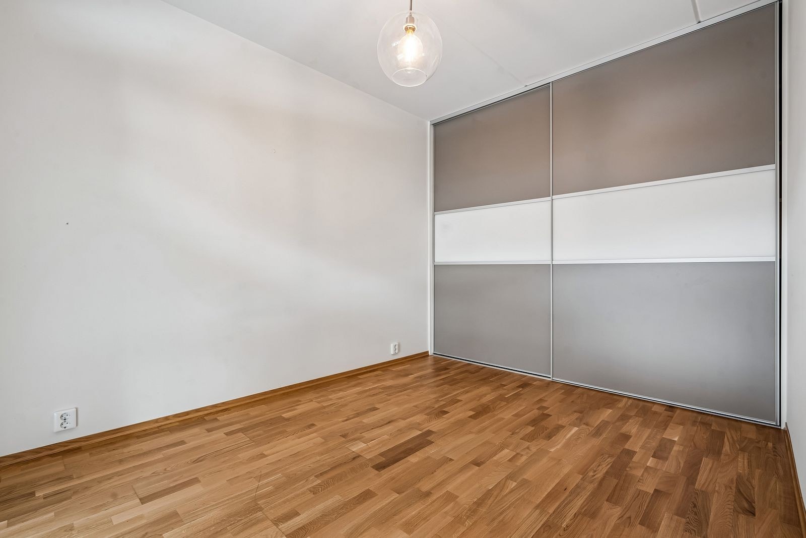 Hovedsoverommet har en stor skyvedørsgarderobe, men er ellers umøblert. Galleribilde