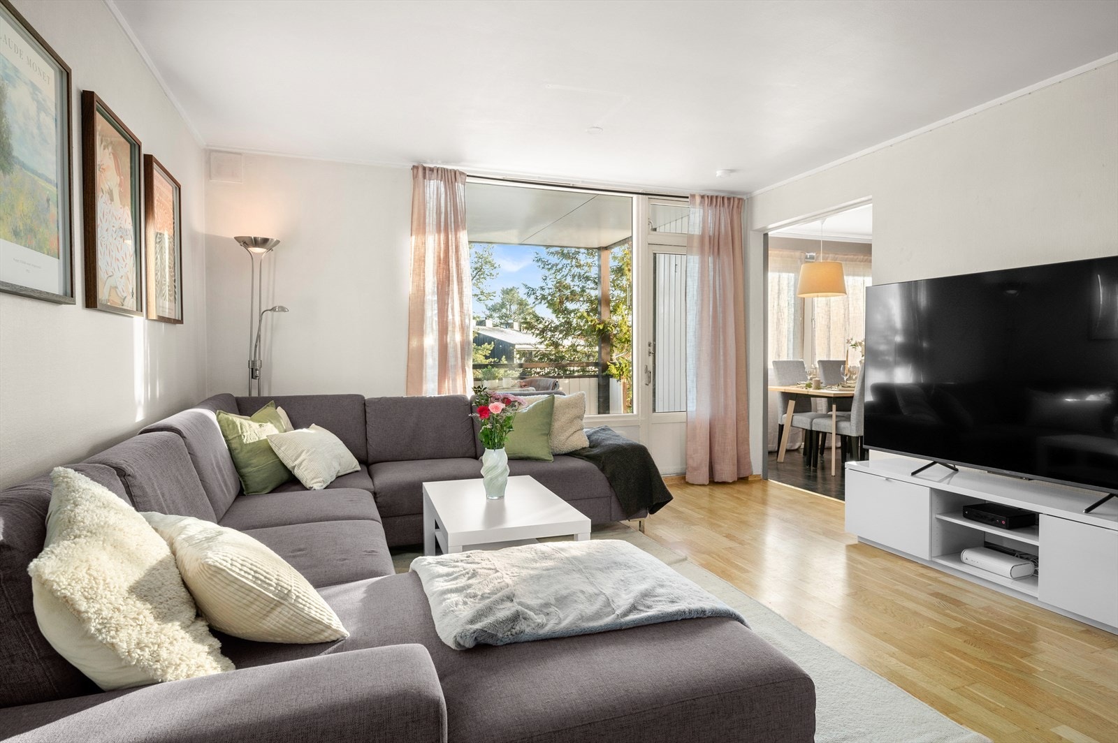 Fra stuen er det direkte utgang til leilighetens overbygde balkong på 9m². Her ute har man og tilgang til bod som er på 1,5m². Galleribilde