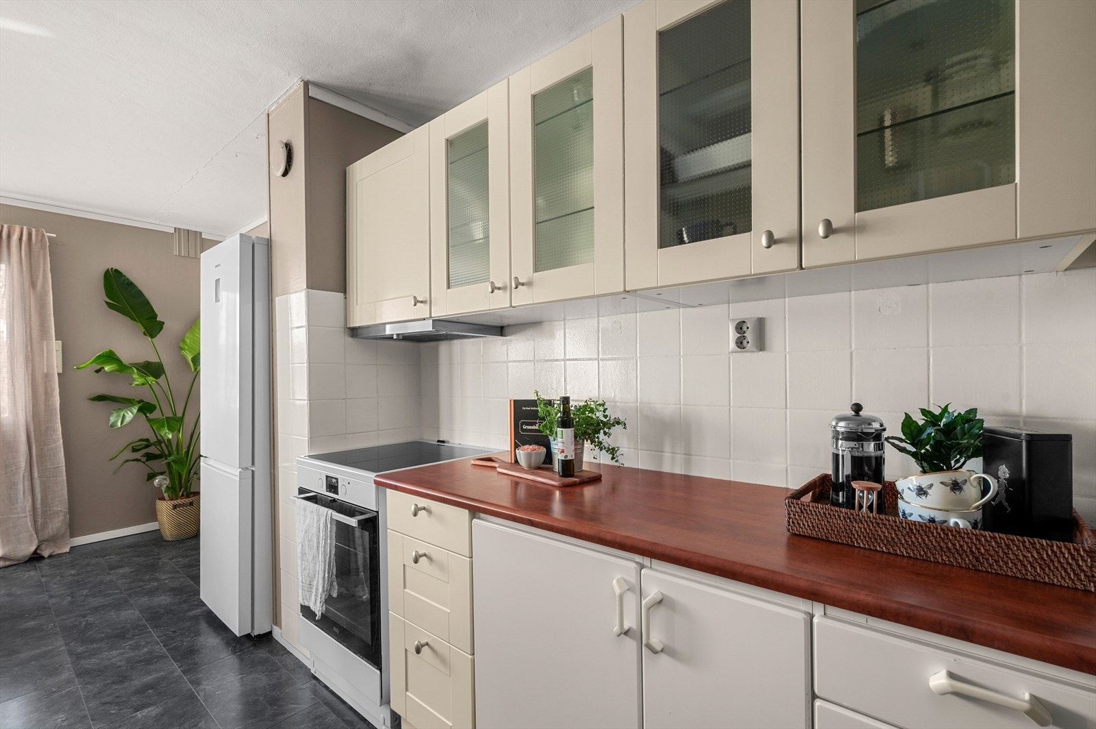 Innredning med benkebereder og kullfiltervifte over stekesonen. Det er integrert oppvaskmaskin, platetopp og stekovn. Galleribilde