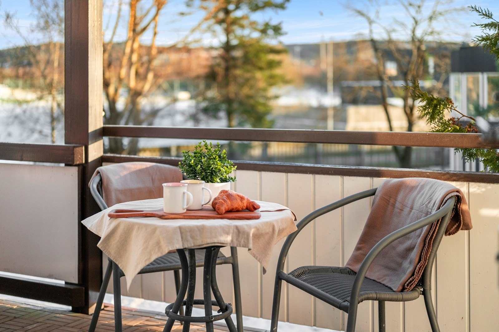 Balkongen har en praktisk nedgang til fellesarealet i borettslaget. Galleribilde