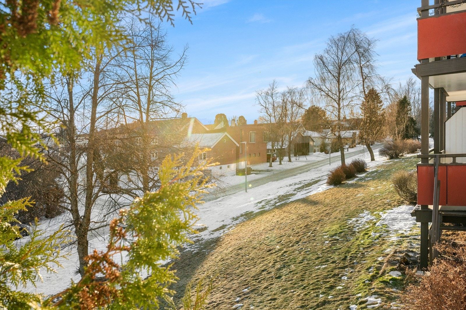 Det er et bredt utvalg dagligvarebutikker i umiddelbar nærhet. Nærmeste er Bunnpris Gourmet Tyholt, hvilket ligger rett over veien for leiligheten. Galleribilde