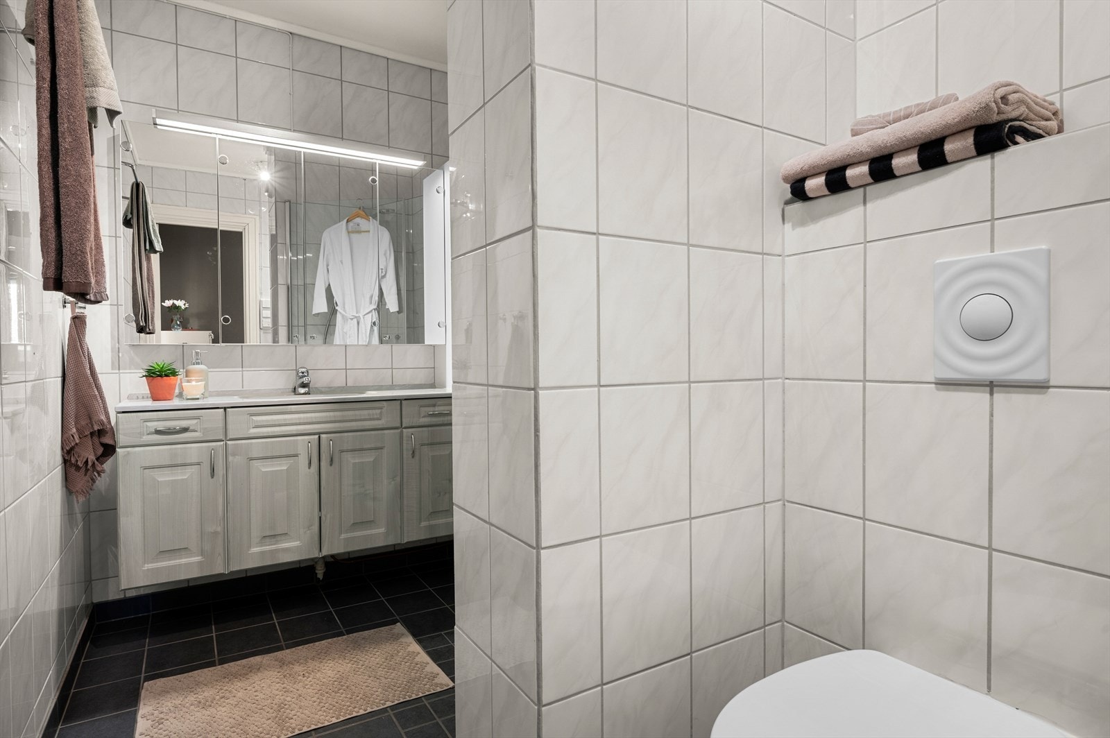 Det er etablert et dusjhjørne med innfellbare glassdører, servantskap med nedfelt servant og toalett. Galleribilde