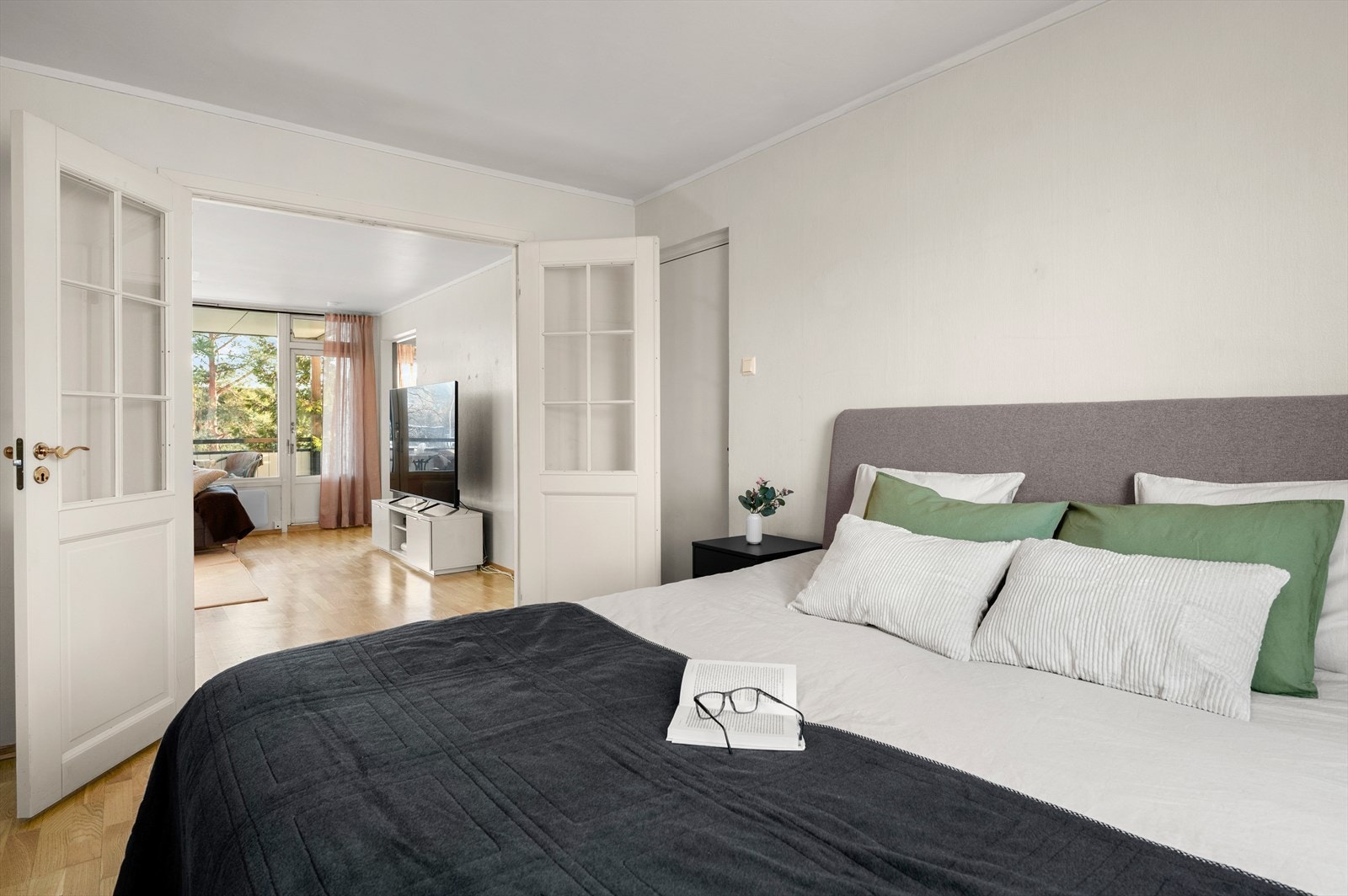 Leiligheten har to soverom som begge vender mot rolige omgivelser. Hovedsoverommet er oppmålt til 11 m² i tilknytning til walk-in garderobe på 4 m². Galleribilde