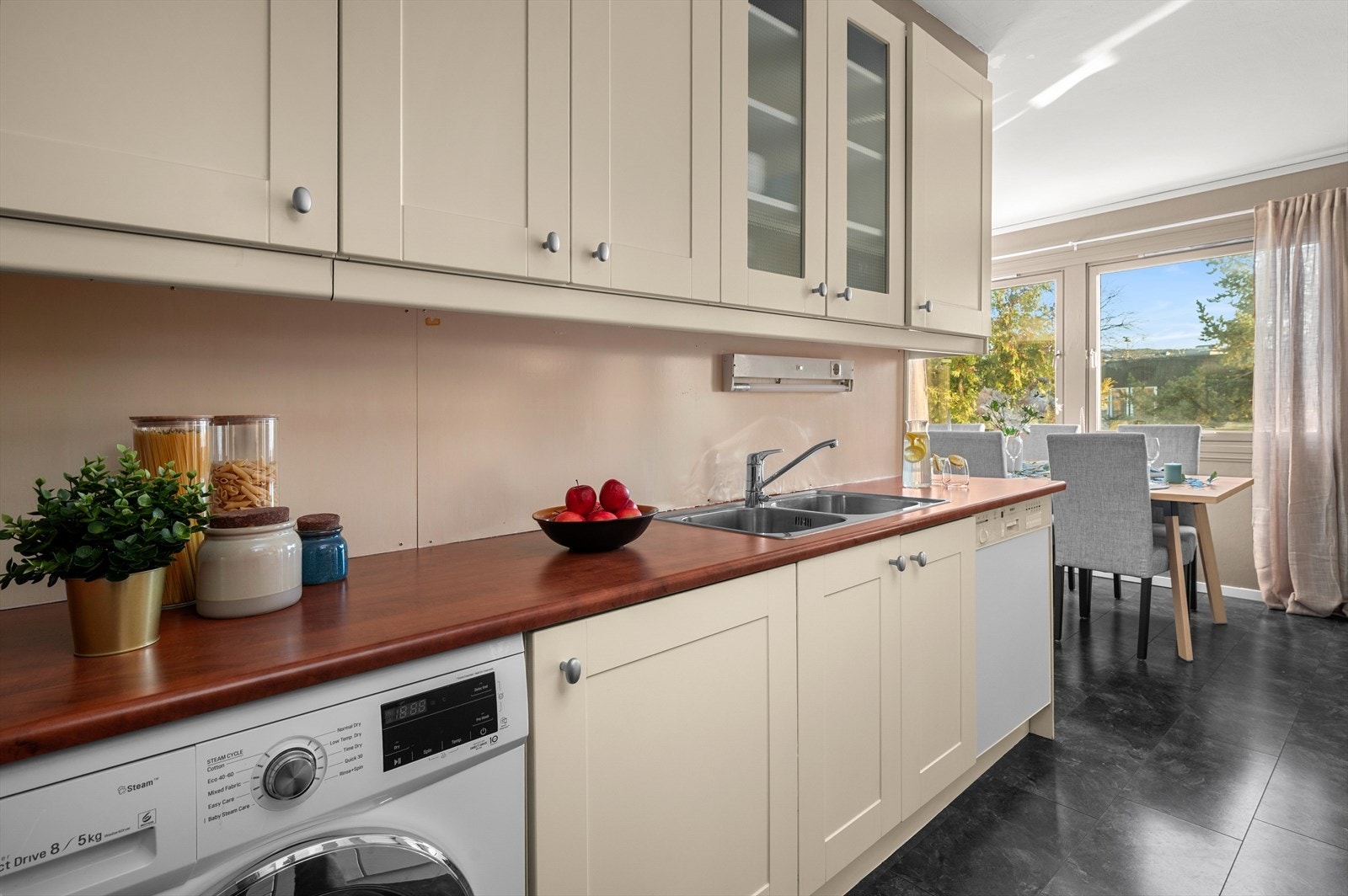 Kjøkkenet er oppmålt til hele 16,5 m² Galleribilde