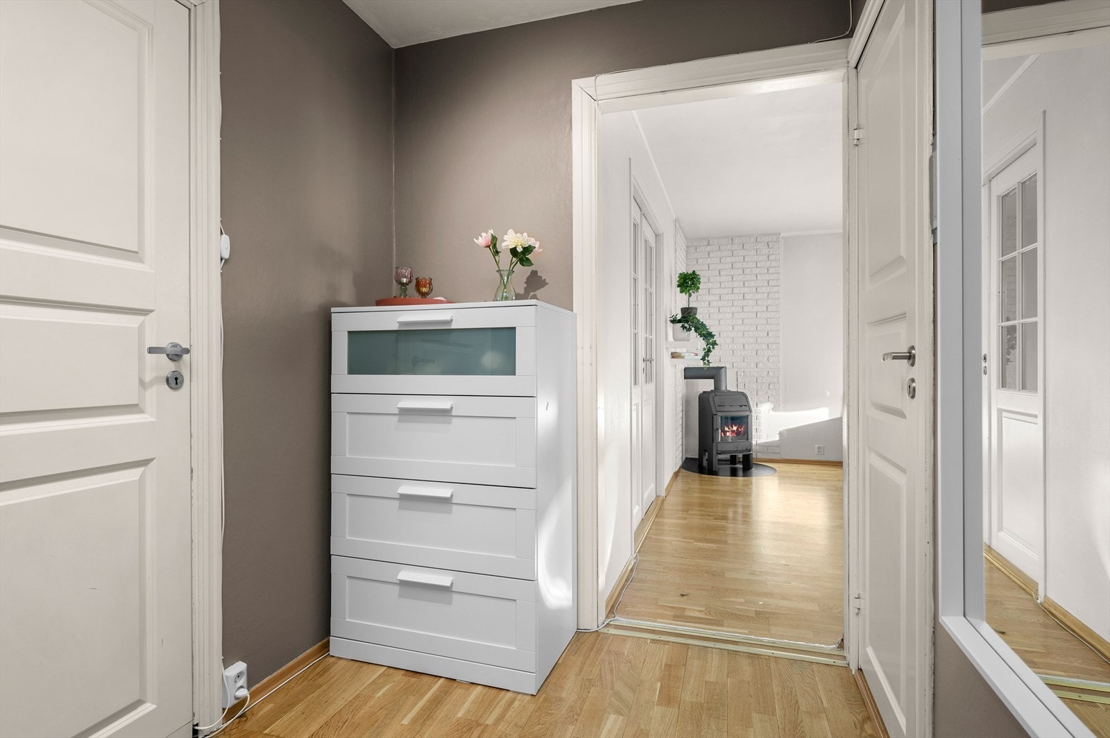 Åpen løsning videre mot stue gir en luftig og sammenhengende planløsning. Galleribilde