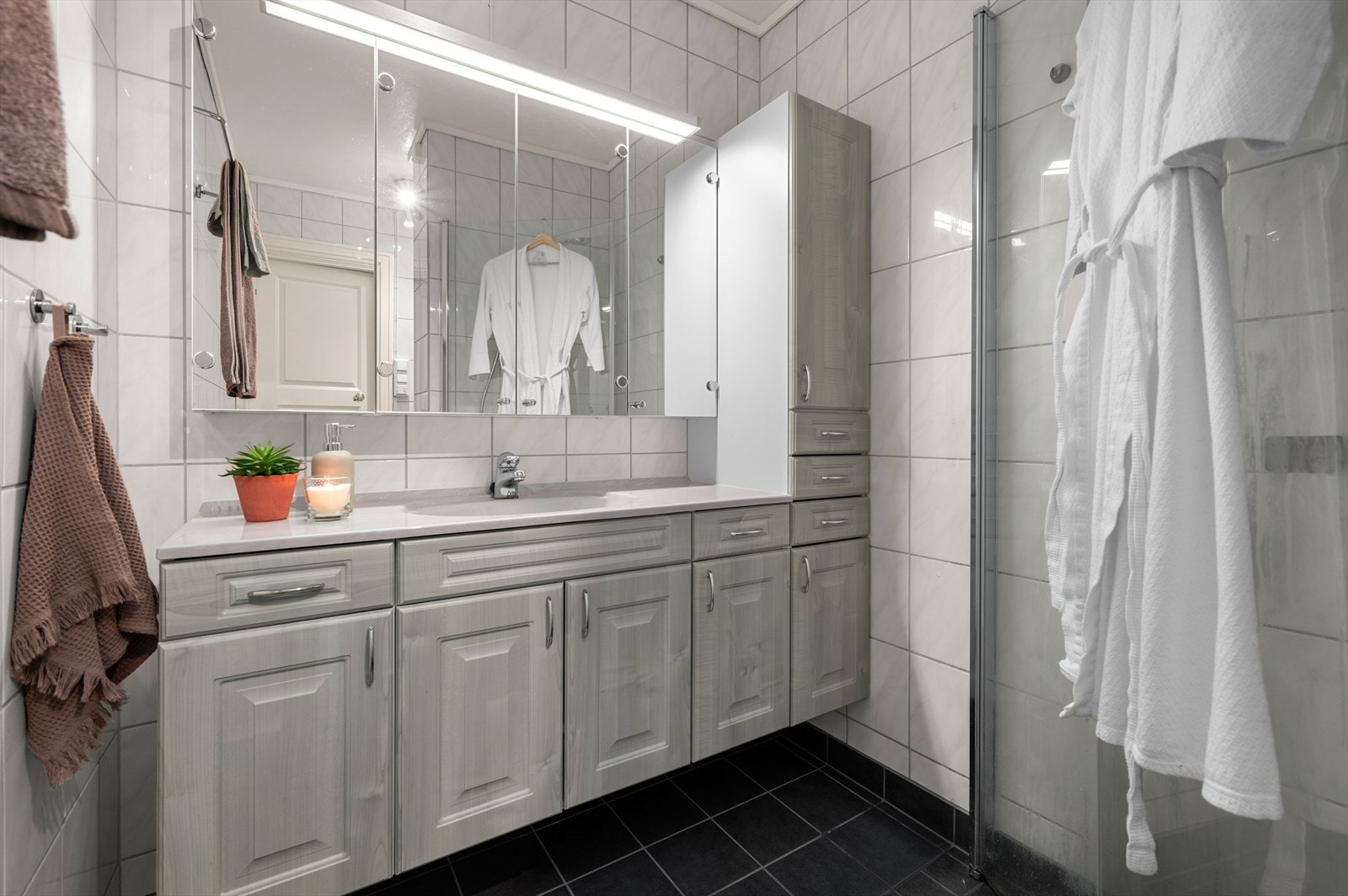 Badet er oppmålt til 4 m² - Her er det gode muligheter for videre fornying. Galleribilde