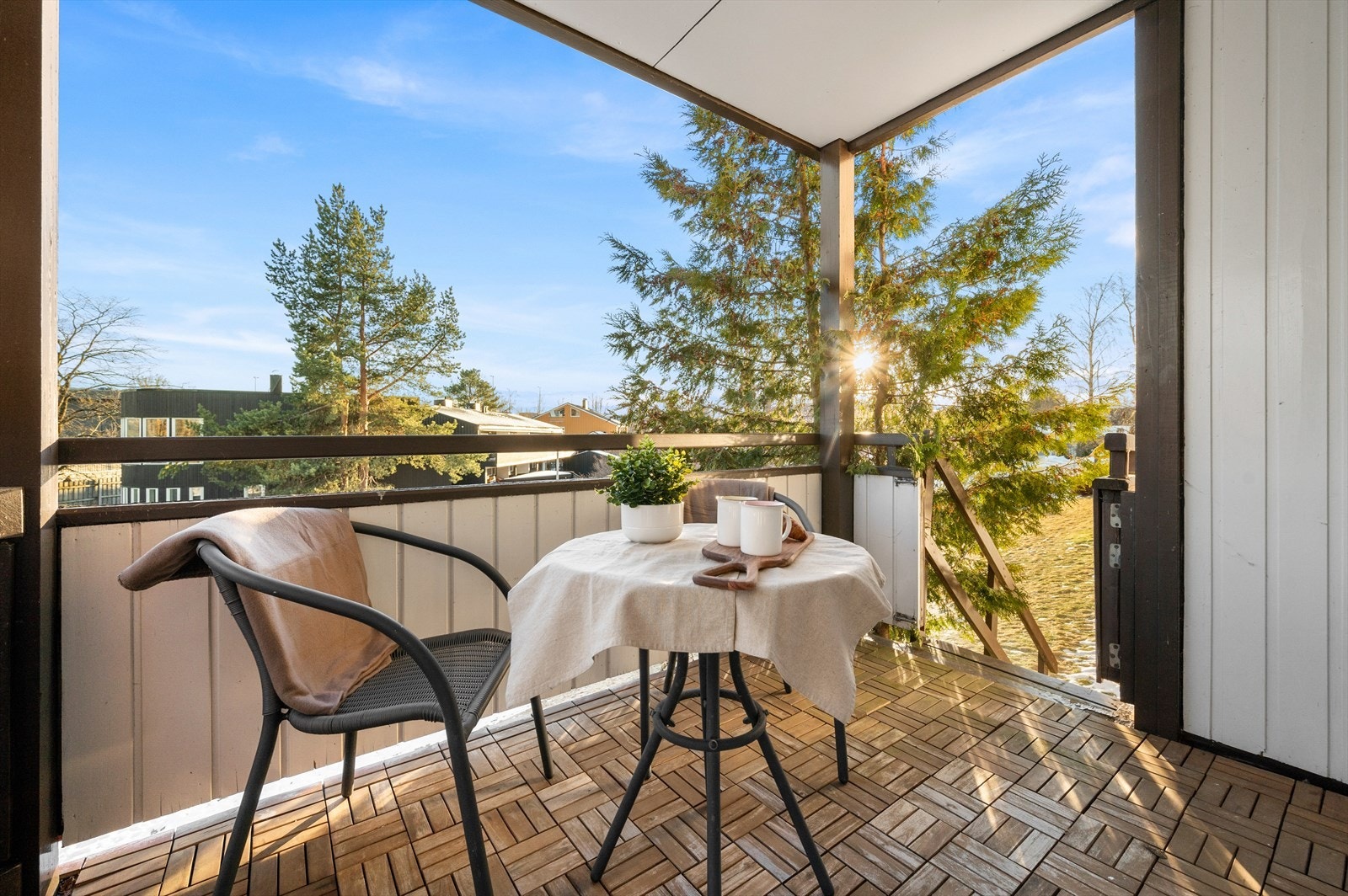 Balkongen er sørvendt, og byr på gode solforhold. Når sommeren kommer og når det blir løv på trærne opplever man svært lite innsyn. Galleribilde