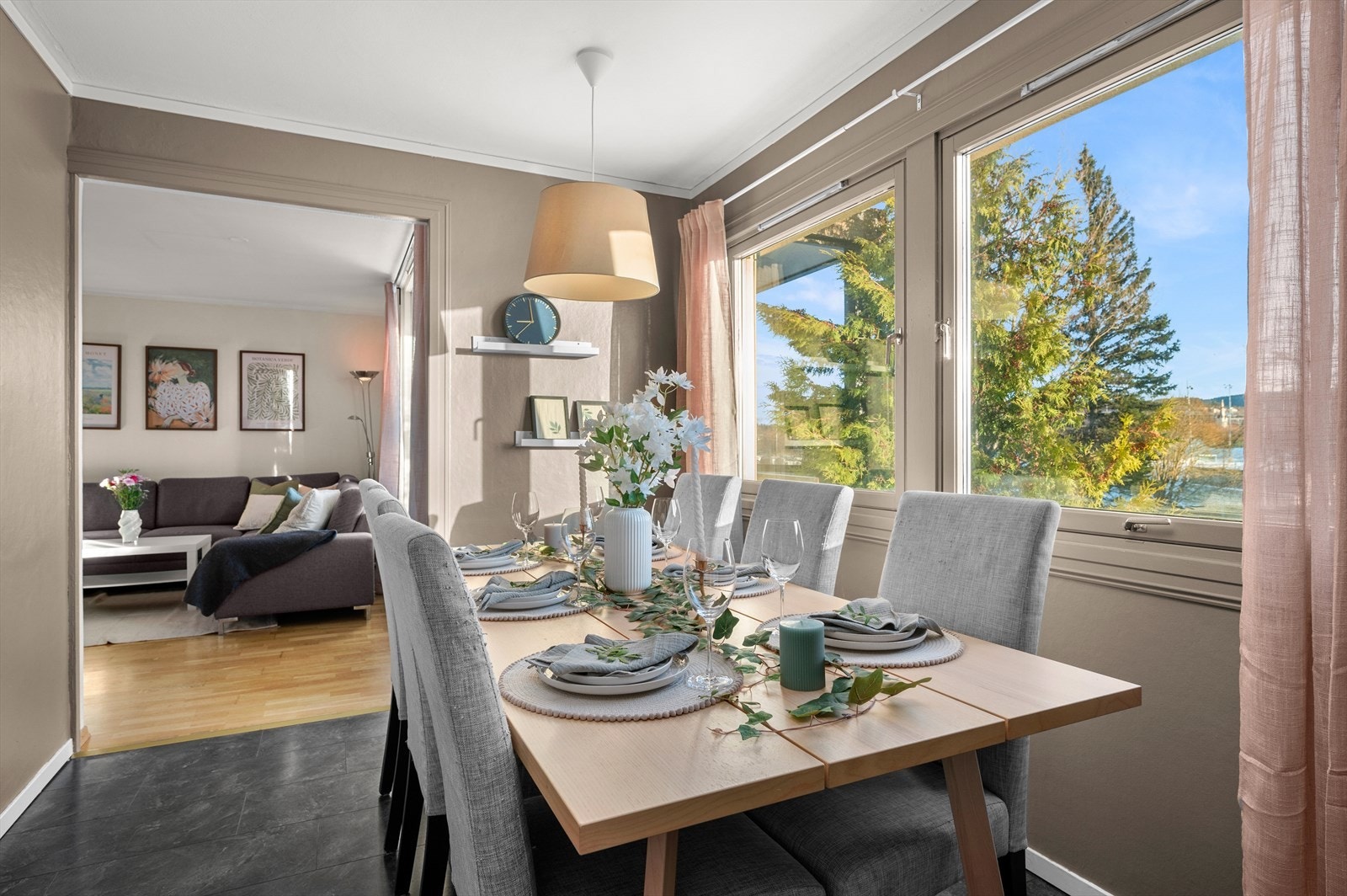 Spisestuen fungerer som et naturlig bindeledd mellom stue og kjøkken. Galleribilde