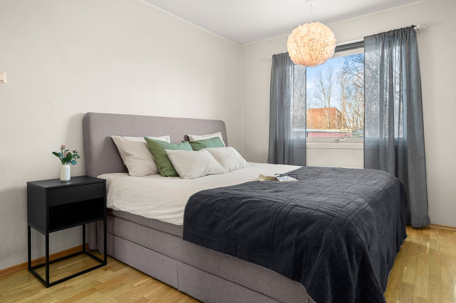 Hovedsoverommet er oppmålt til 11 m². Her har du god plass til dobbeltseng, nattbord og andre møblement. Galleribilde