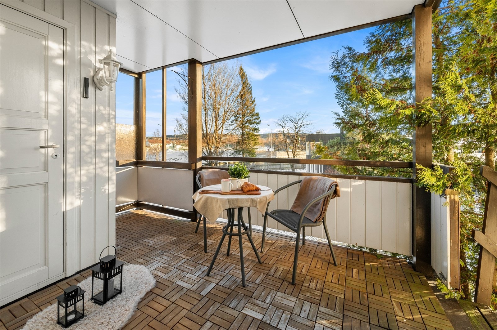Balkongen fungerer som en utvidelse av leiligheten på sommerstid, men kan også brukes på andre tider av året da den er overbygd helt ut. Galleribilde