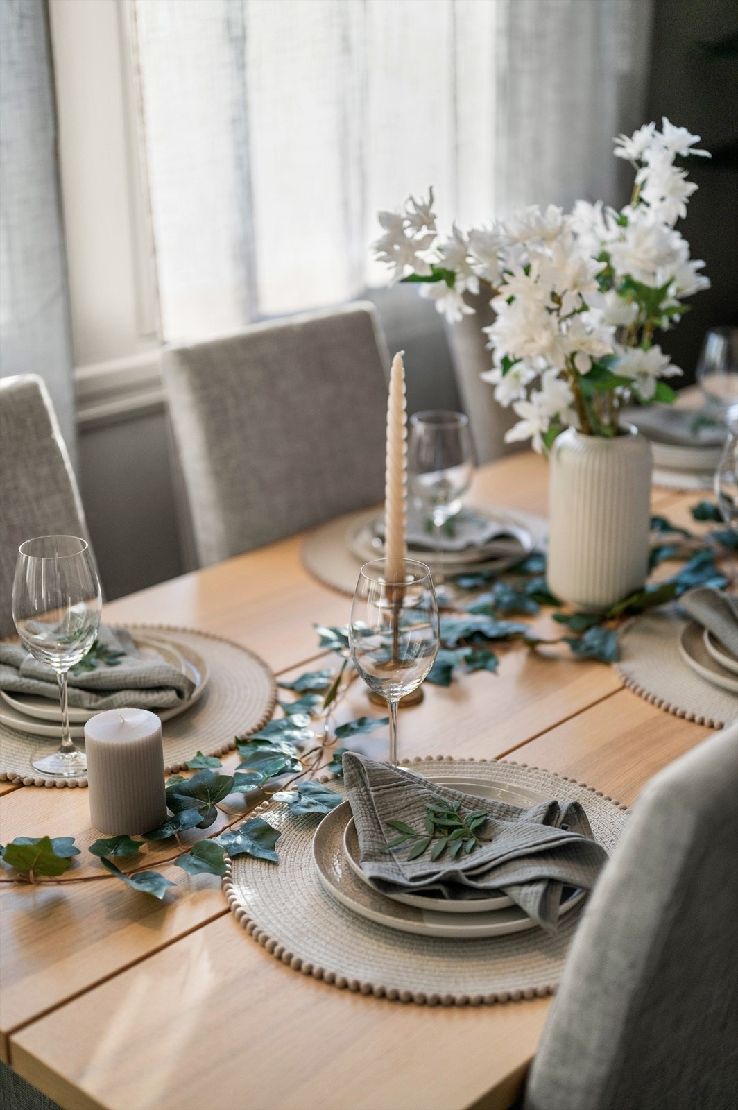 Lys og innbydende spiseområde med plass til flere rundt bordet. Perfekt for både hverdag og selskap. Galleribilde