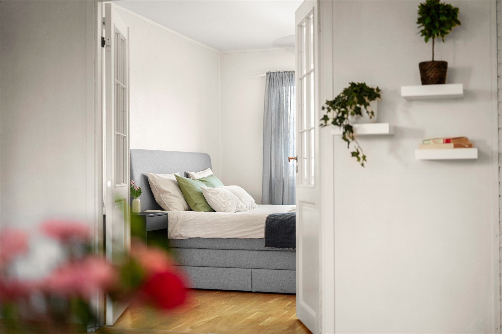 Soverommet har flotte, doble glassdører som slipper lyset inn og gir en luftig og elegant inngang. Galleribilde