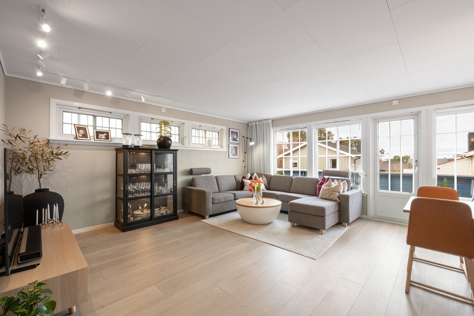 Man har utgang til veranda midt mellom stue- og spisestue. Galleribilde