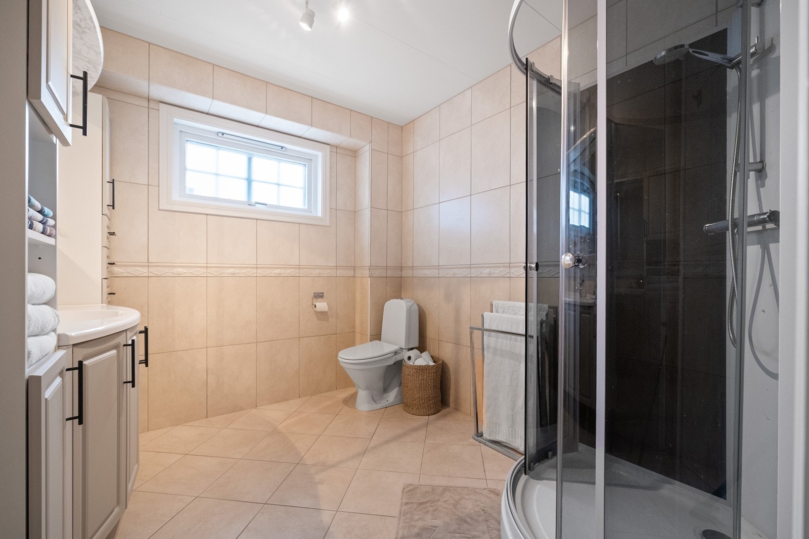 Romslig, flislagt bad med varmekabler Galleribilde