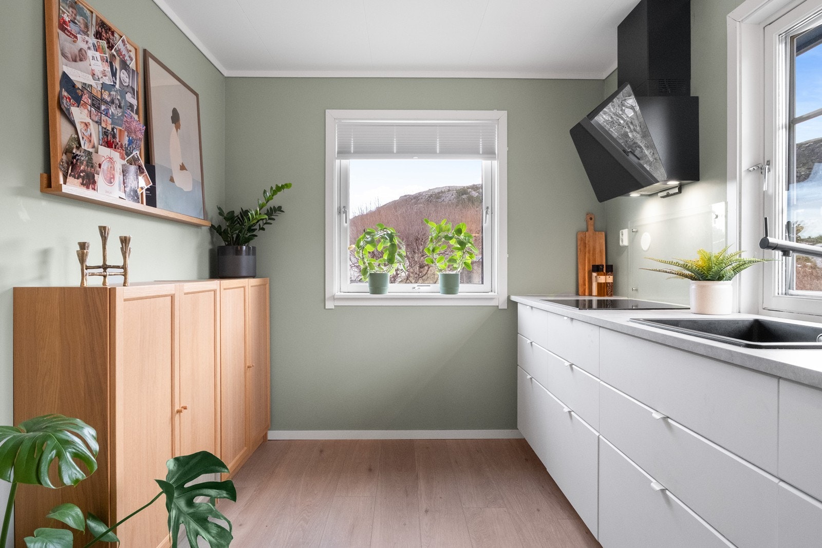 Tidsriktig design med glatte fronter og integrerte hvitevarer. Galleribilde