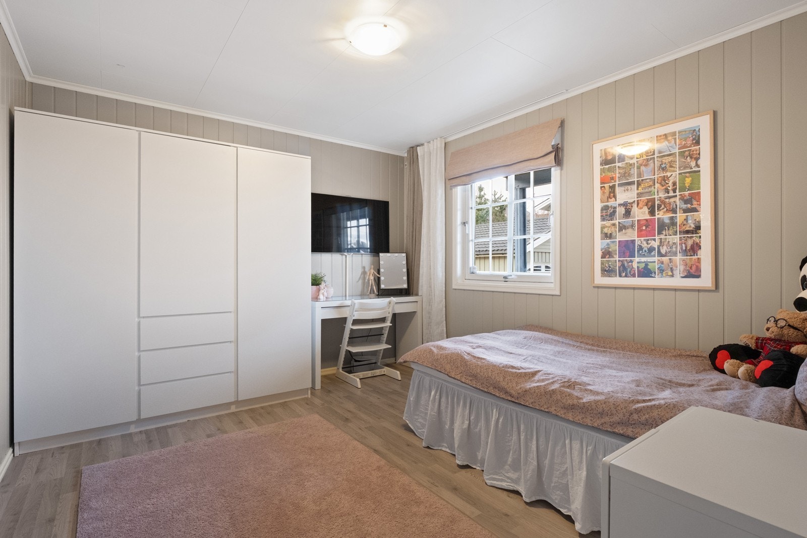 Romlig soverom med garderobeplass Galleribilde