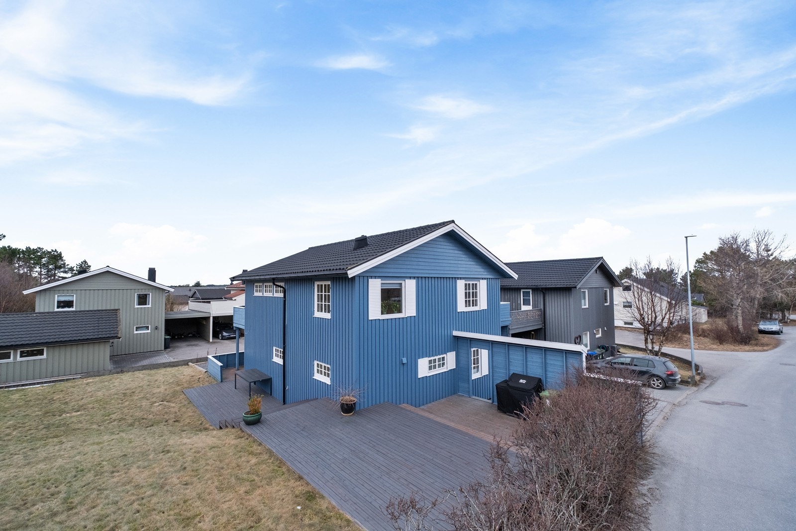 Det er opparbeidet mye uteplasser rundt hele boligen, både veranda, terrasser og hageområde. Galleribilde