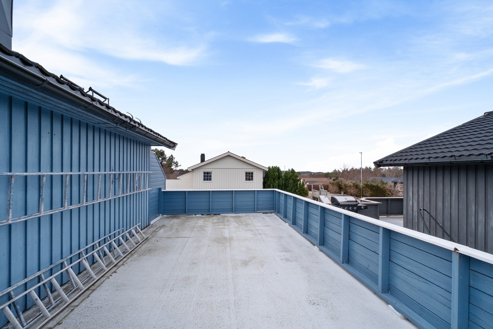 Det er også en veranda over carport Galleribilde