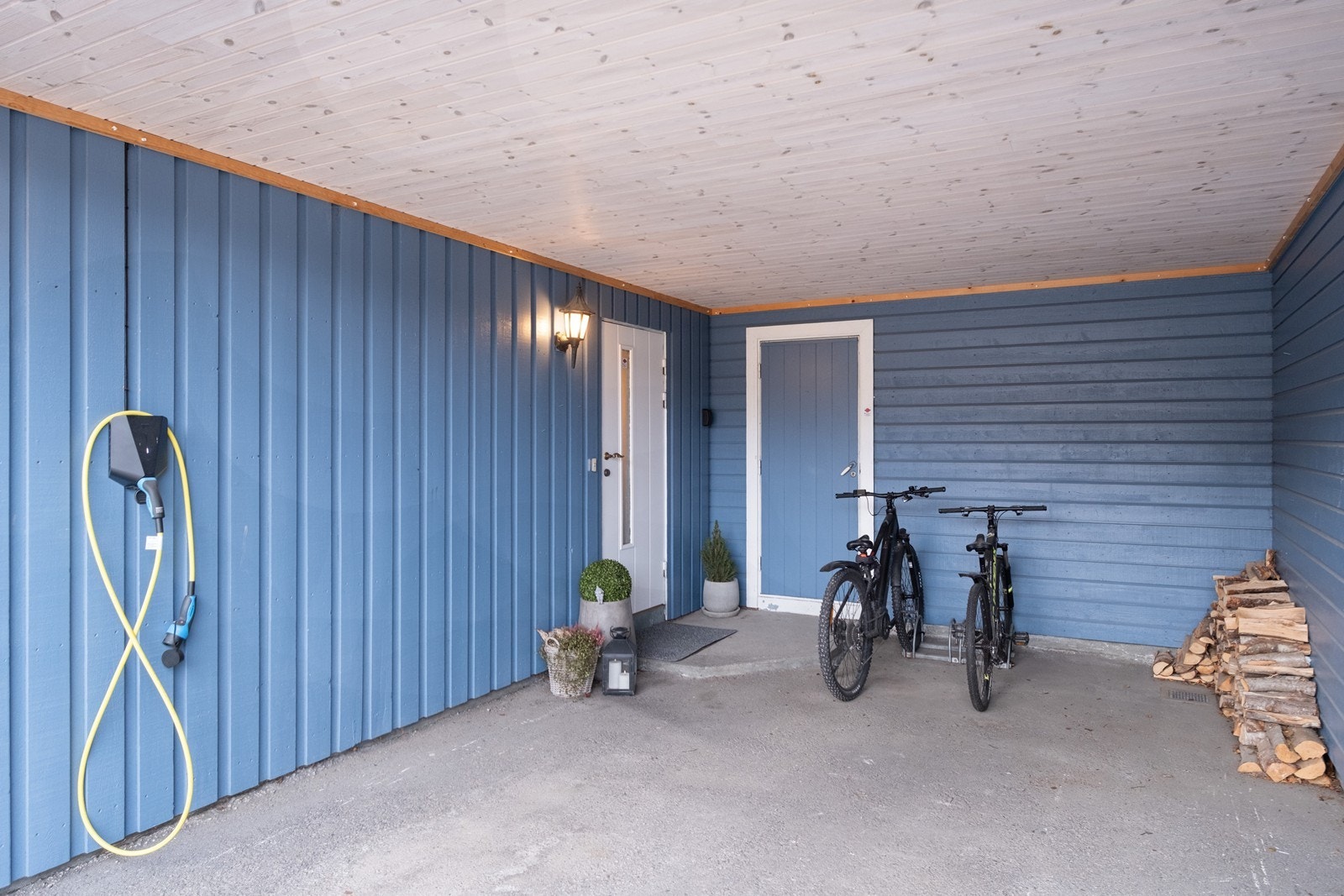 Carporten er tilrettelagt med elbillader og det er oppført bod i bakkant. Galleribilde