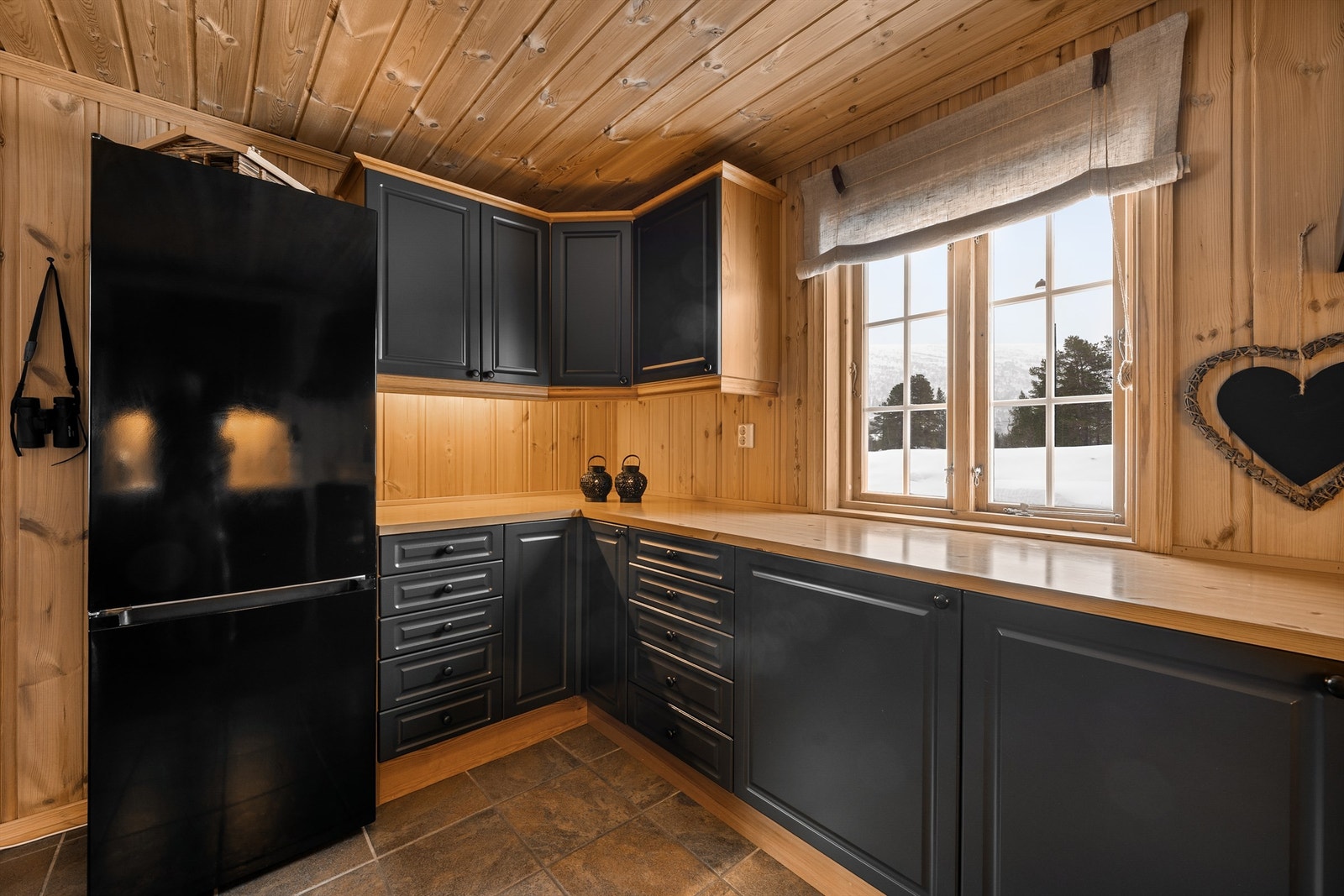 Romslig innredning. Godt med skap og benkeplass Galleribilde