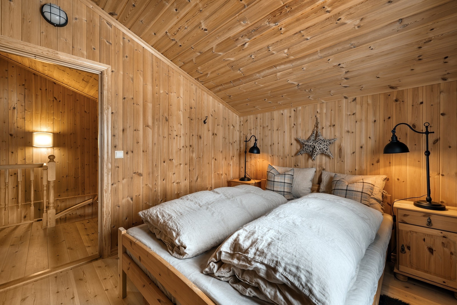 Hovedsoverommet har god plass til seng og tilhørende møblement Galleribilde