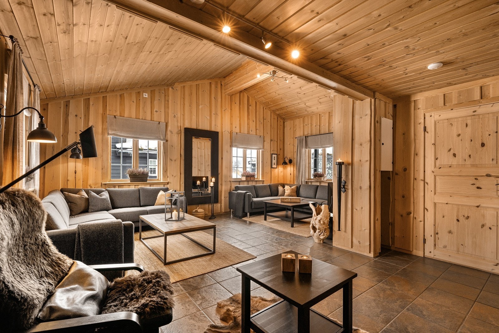 Stor og luftig stue med flere soner. Galleribilde