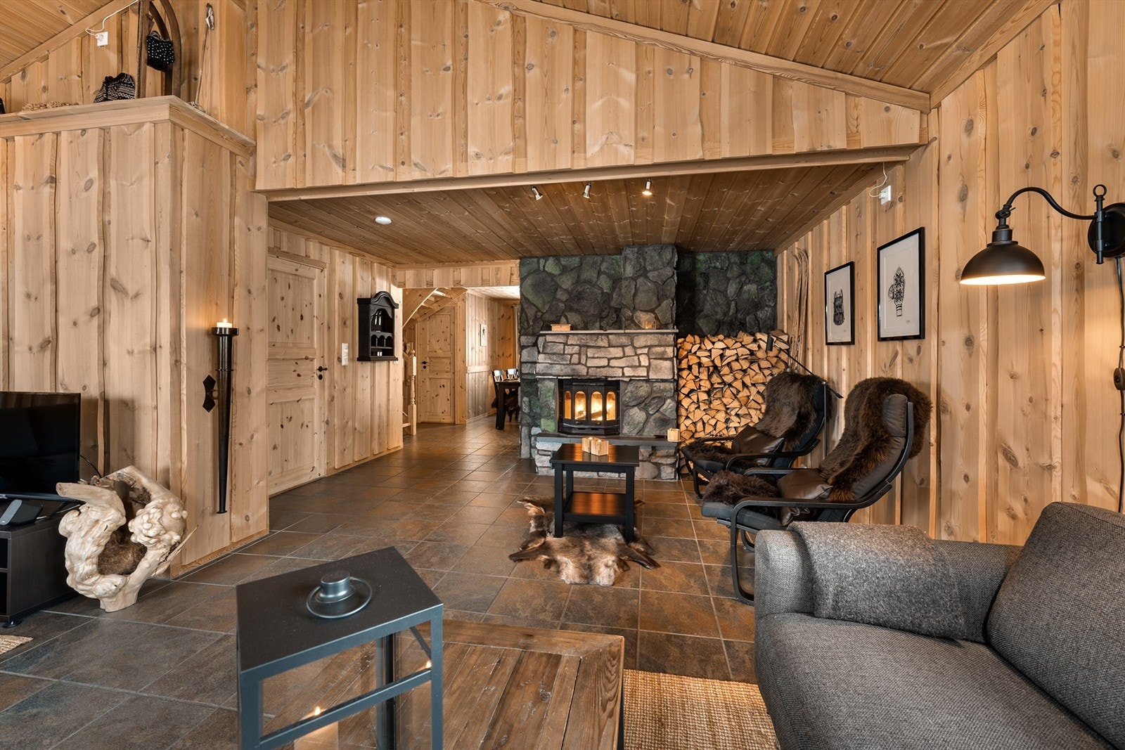 Fra stue mot kjøkken. Galleribilde