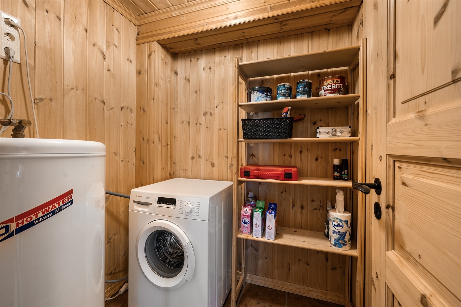 Vaskerommet har god plass til hyllesystemer Galleribilde