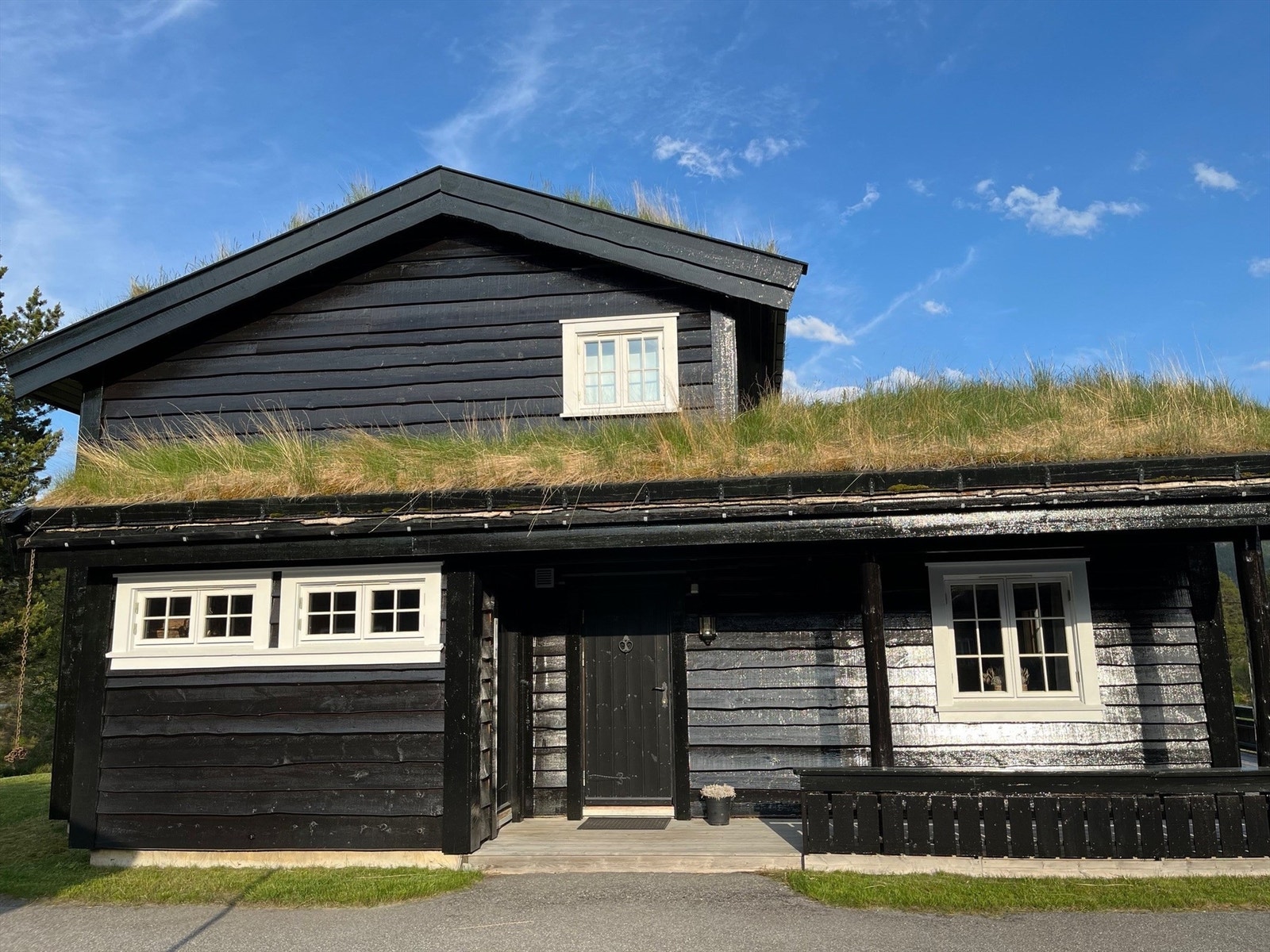 Inngangspartiet i ettermiddagsolen. Galleribilde