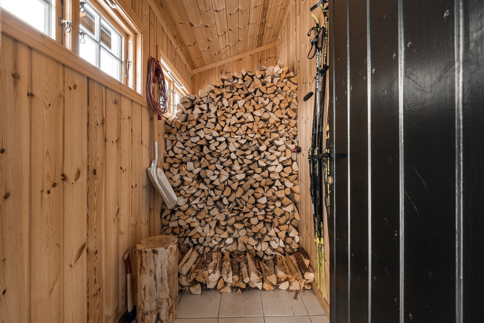 Praktisk bod rett ved inngangsdør. Galleribilde