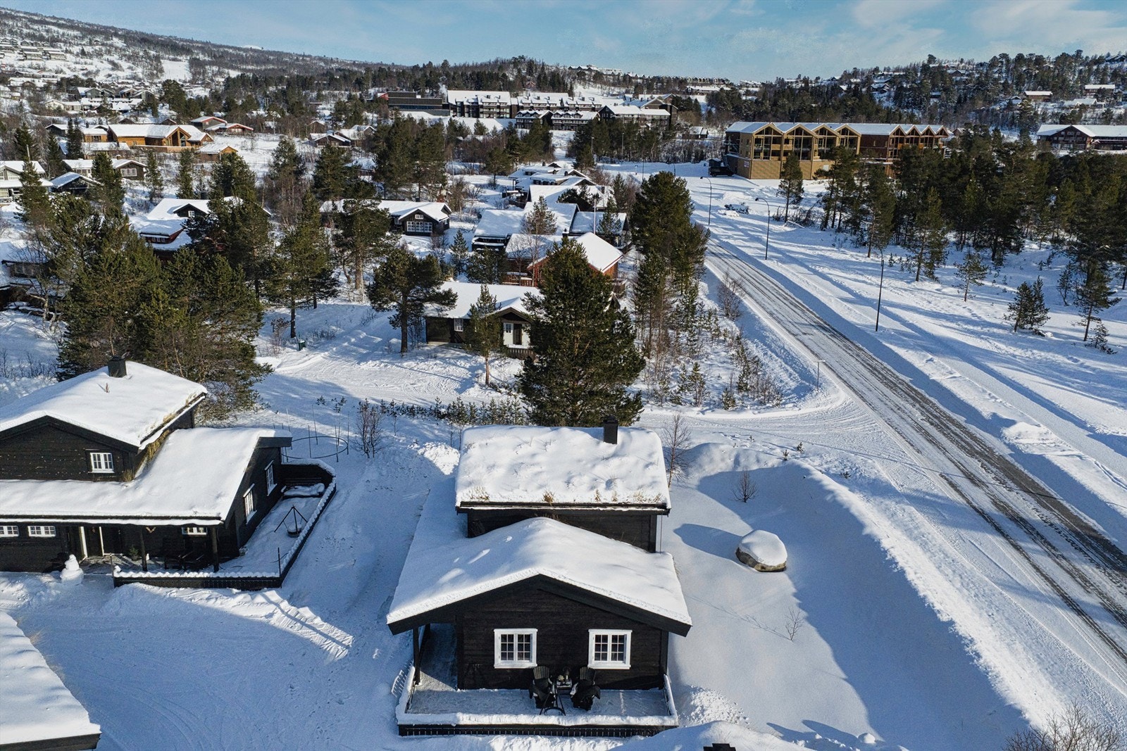 Fra hytten er det kort vei til matbutikk og vinmonopolet, samt oppkjørte skiløyper. Galleribilde