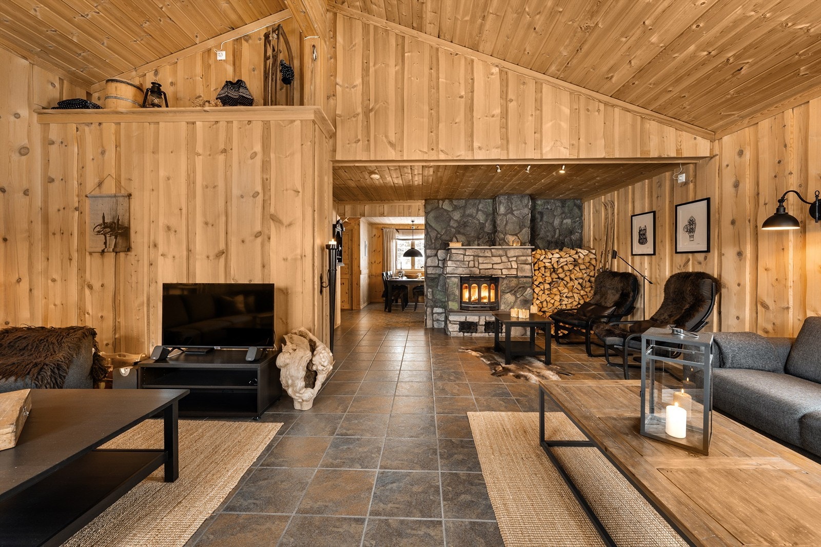 Fra stue mot kjøkken. Koselig peis. Galleribilde