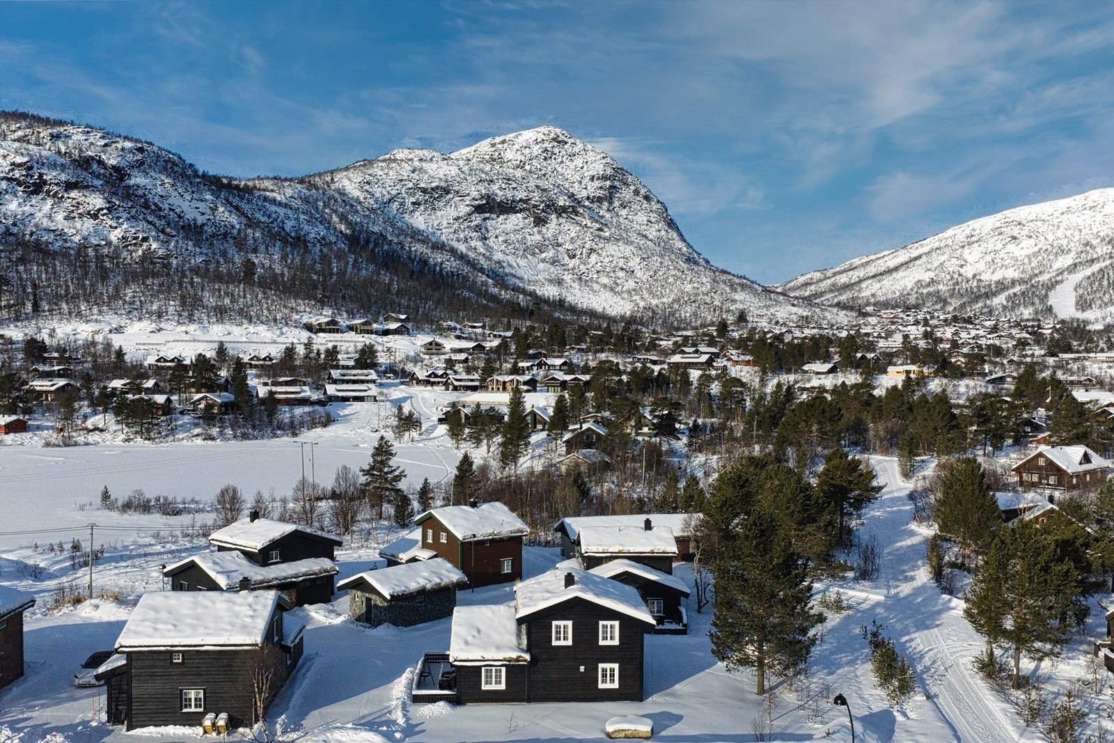 Stor gressplen rundt hytta. Galleribilde