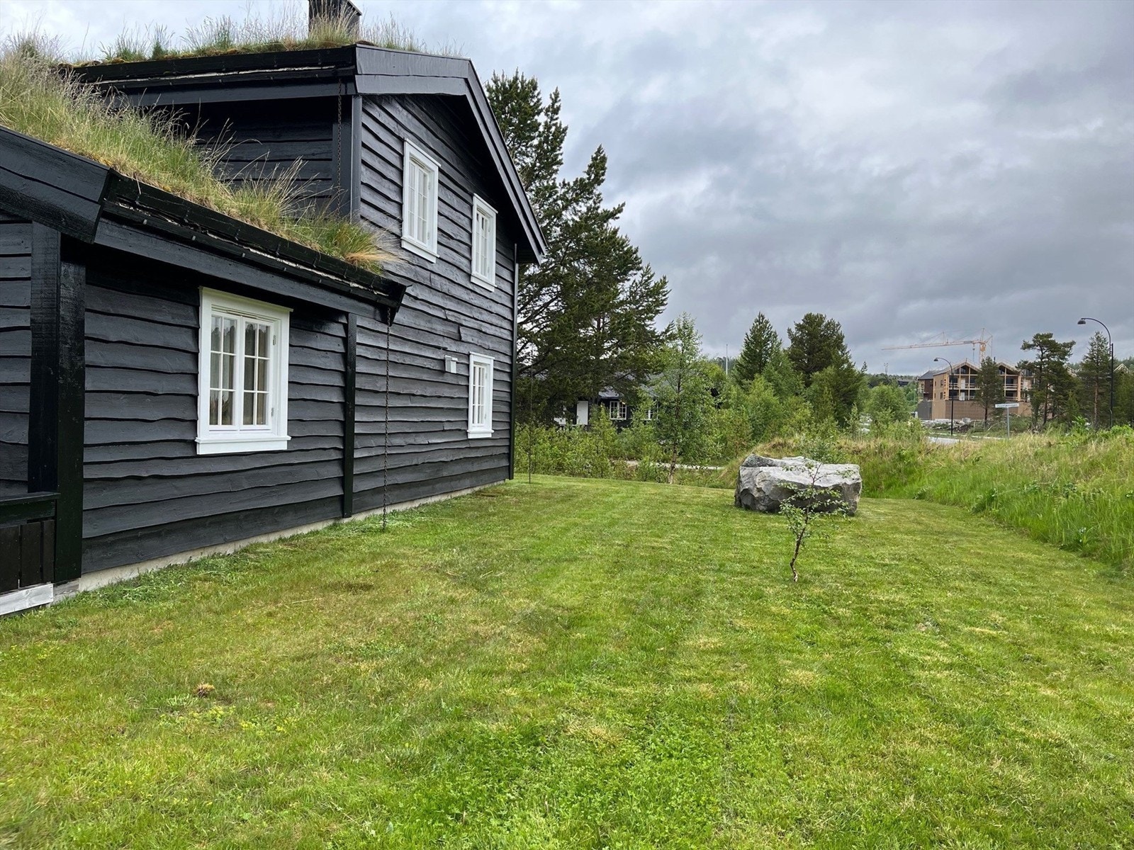 Solrik tomt opparbeidet med flott gressplen. Galleribilde