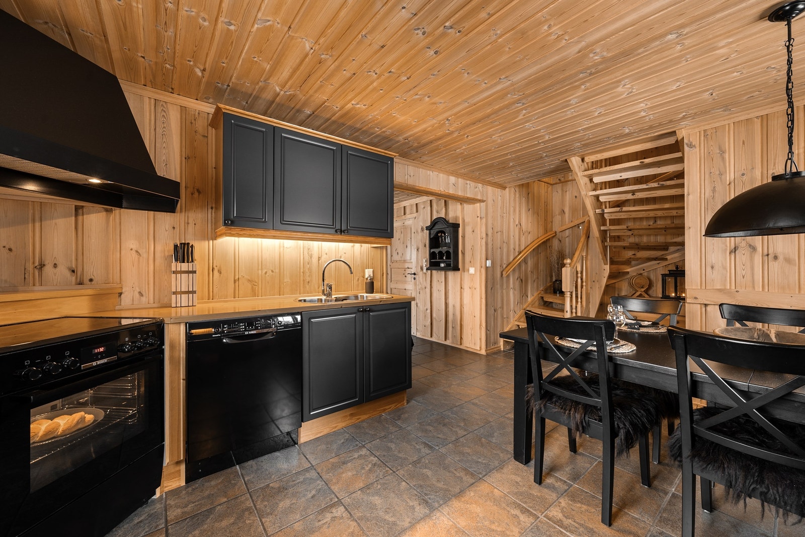 Spisegruppen på kjøkkenet med trapp opp til 2.etg Galleribilde