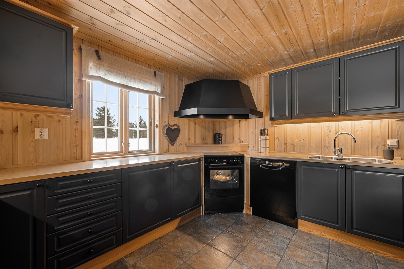 Romslig innredning. Godt med skap og benkeplass. Galleribilde