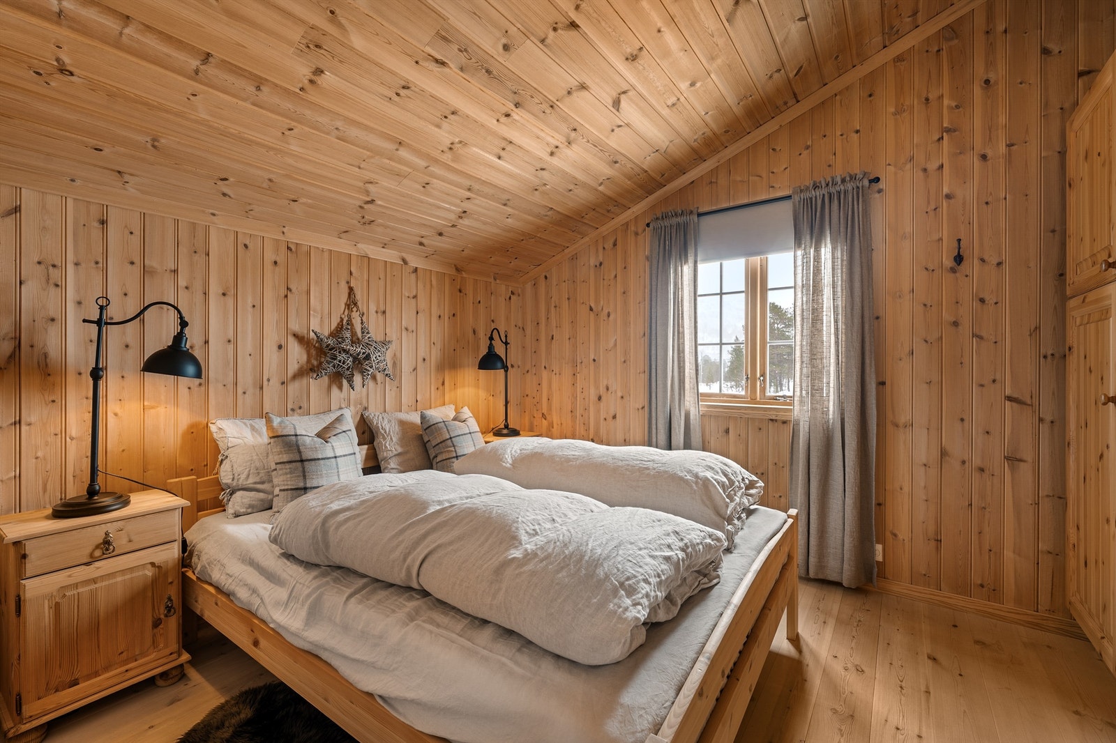 Hovedsoverommet. Innredet med 3 skap til høyre. Galleribilde