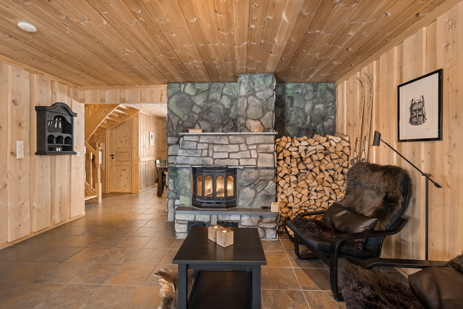 Fra stuen med trapp opp til 2.etg Galleribilde