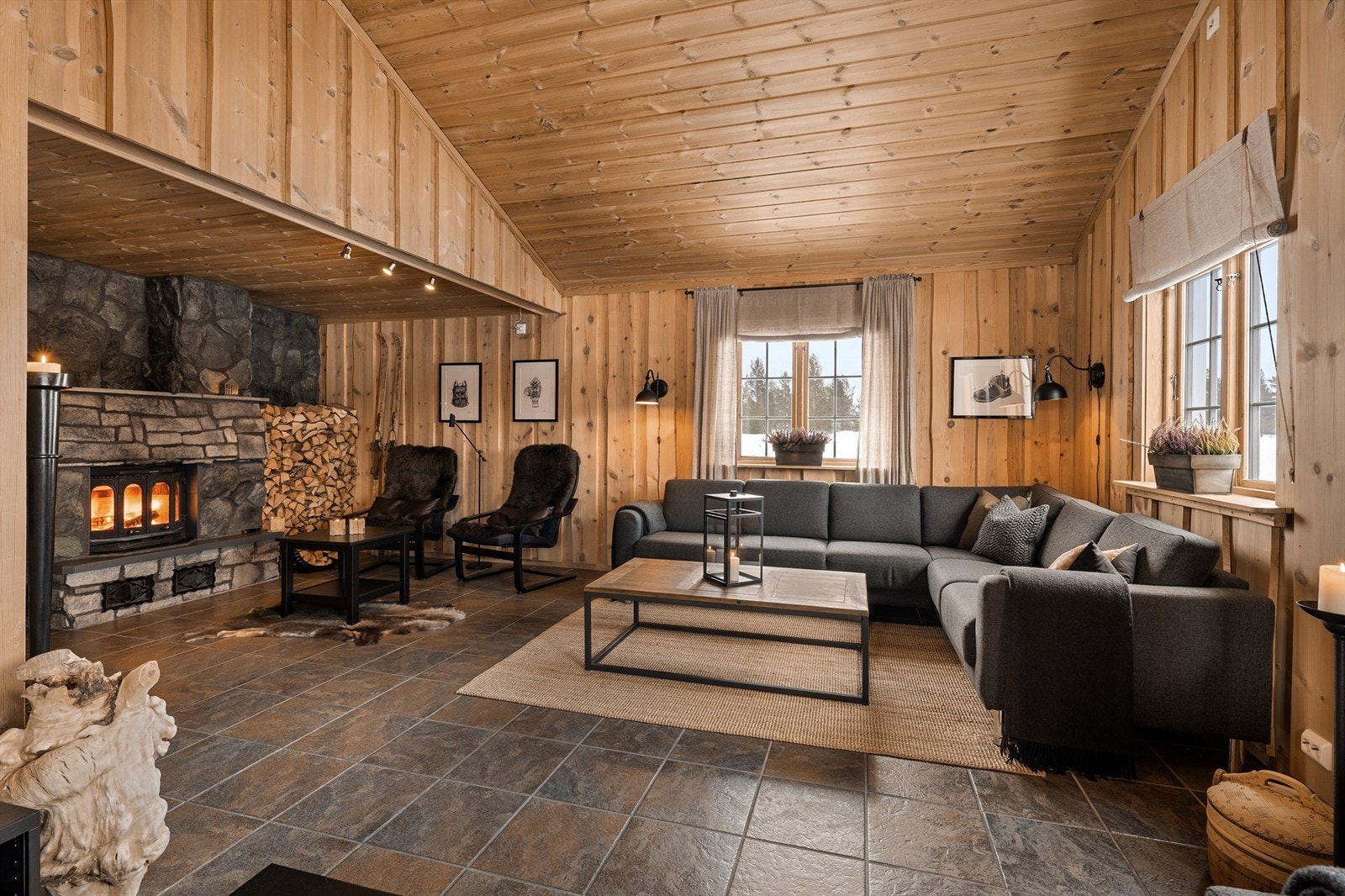 Fra tv-kroken mot peisen som sees fra nesten hele stuen Galleribilde