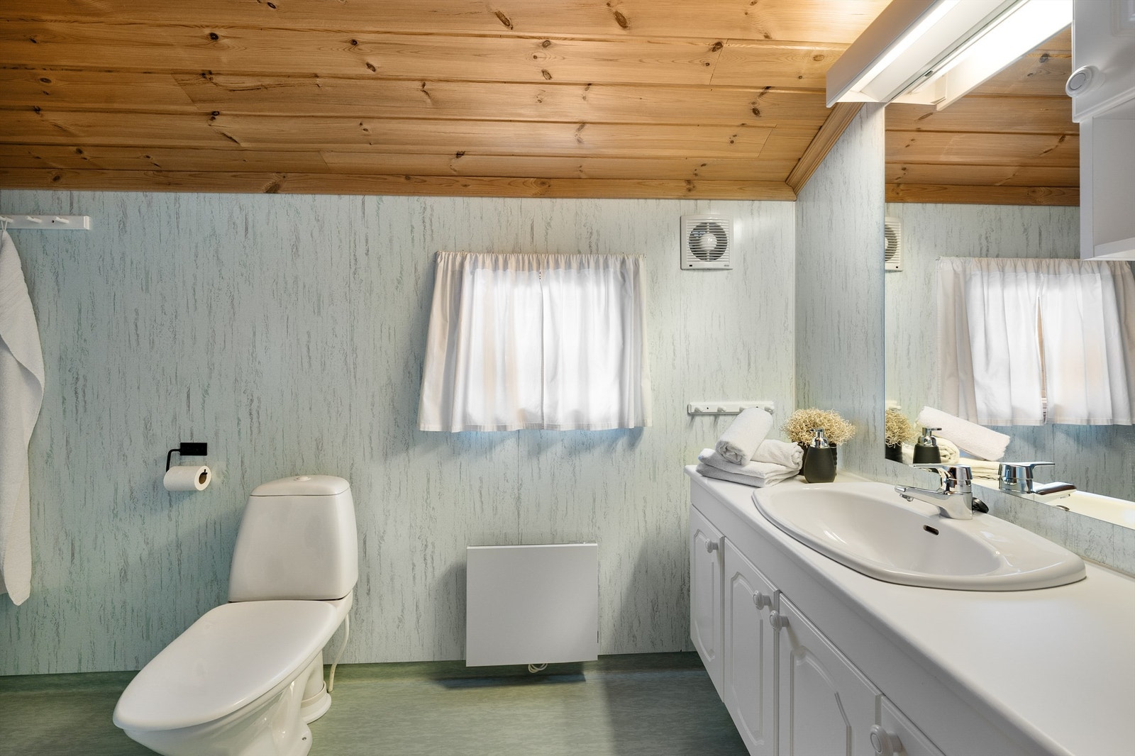 Badet i 2.etg. Innredet med servant med skap under, wc.. Galleribilde