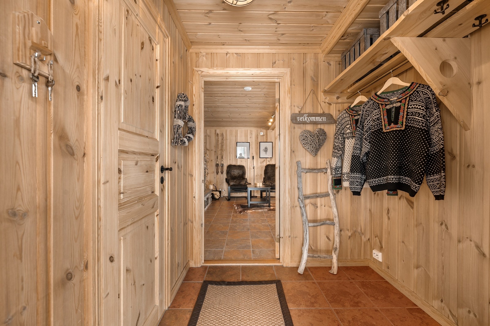 Velkommen inn til Djupetjønnsvegen 3. Toalett til venstre og stue rett frem. Galleribilde