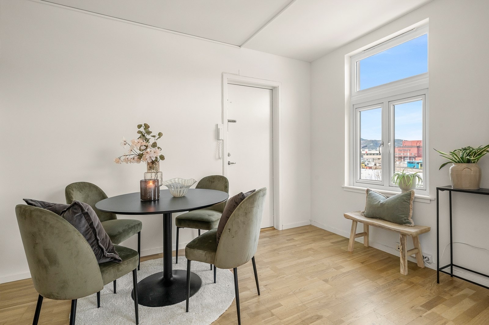 Her får du en lys og trivelig åpen stue på 18m² med god plass til både sofa og spiseplass Galleribilde