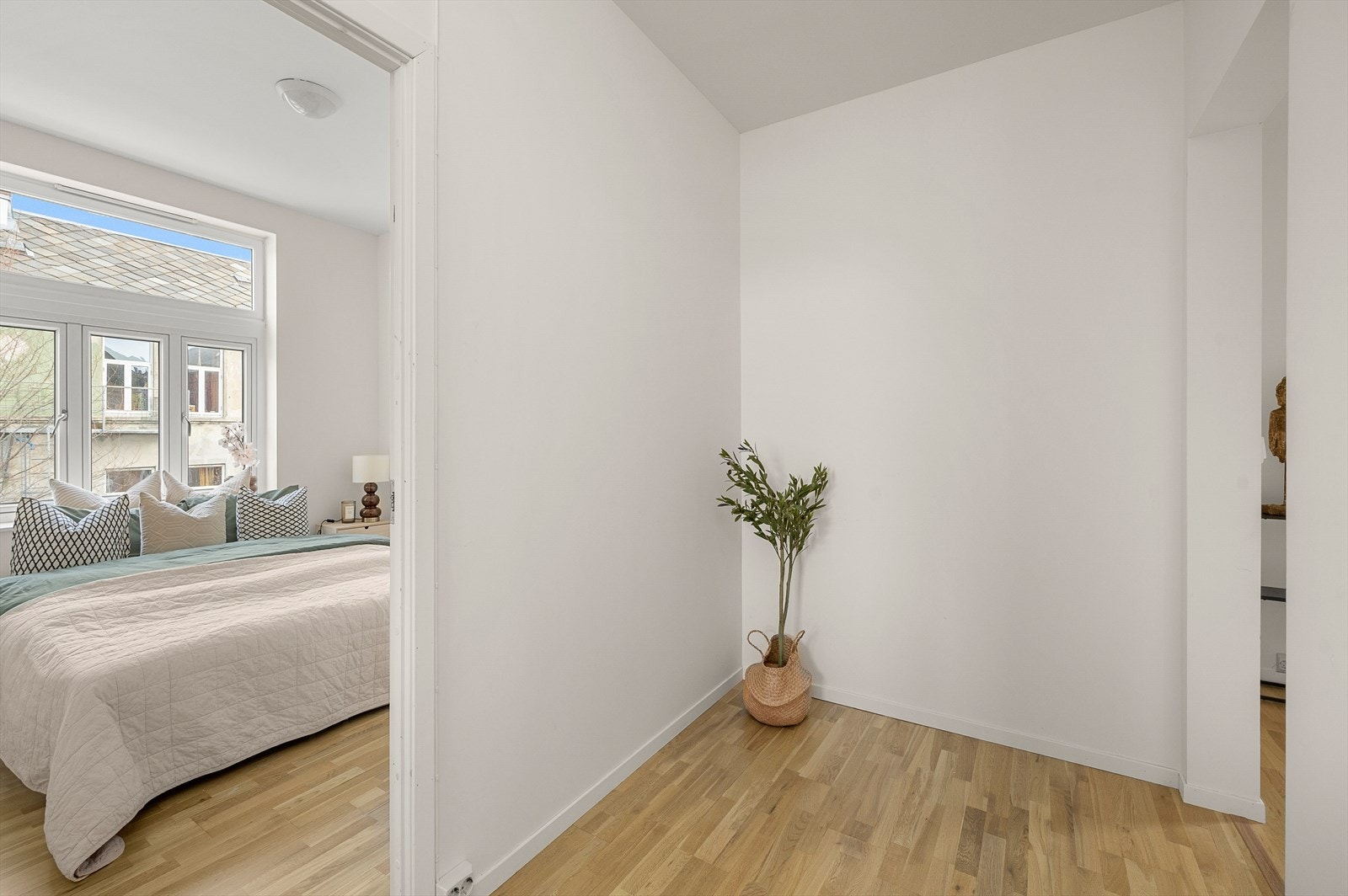 Fra stuen kommer du inn i en gang på 5,9m² som leder videre til både soverom og kjøkken. Her kan du utnytte plassen godt til smart oppbevaring. Galleribilde