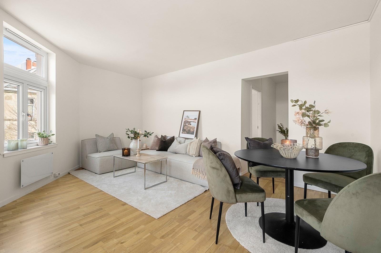 Leiligheten har en god beliggenhet med gangavstand til sentrum som byr på "alt" av servicefasiliteter, samt korte avstander til park- og turområder. Galleribilde