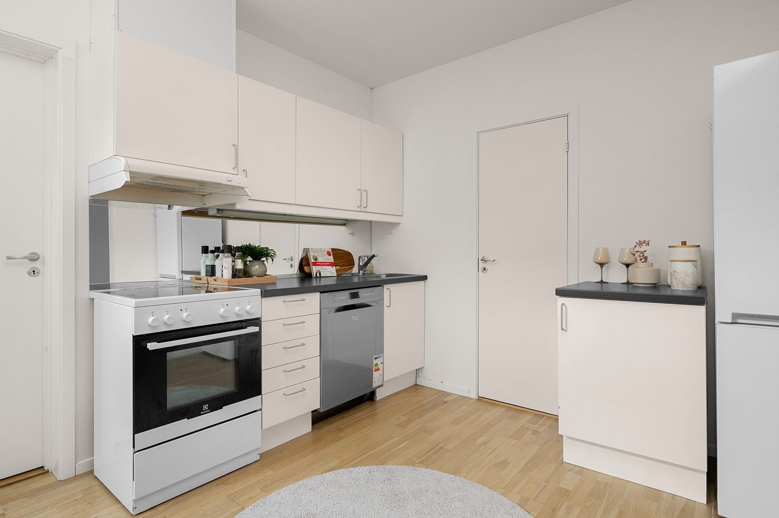 Her får du en praktisk og effektiv løsning med gode muligheter for oppbevaring. Galleribilde